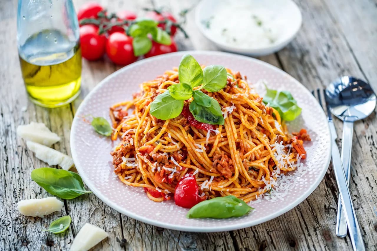 Jak zrobić spaghetti z gotowym sosem w 15 minut - proste i pyszne
