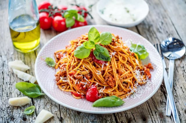 Jak zrobić spaghetti z gotowym sosem w 15 minut - proste i pyszne Jak zrobić spaghetti z gotowym sosem w 15 minut - proste i pyszne