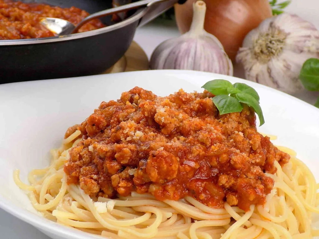 Jak zrobić spaghetti z mięsem mielonym i sosem w prosty sposób