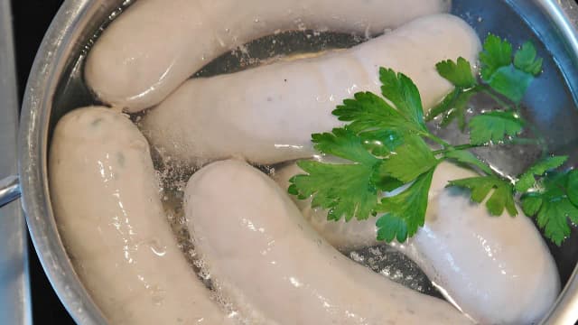 Jak gotować mrożoną białą kiełbasę, by uniknąć suchej konsystencji Jak gotować mrożoną białą kiełbasę, by uniknąć suchej konsystencji