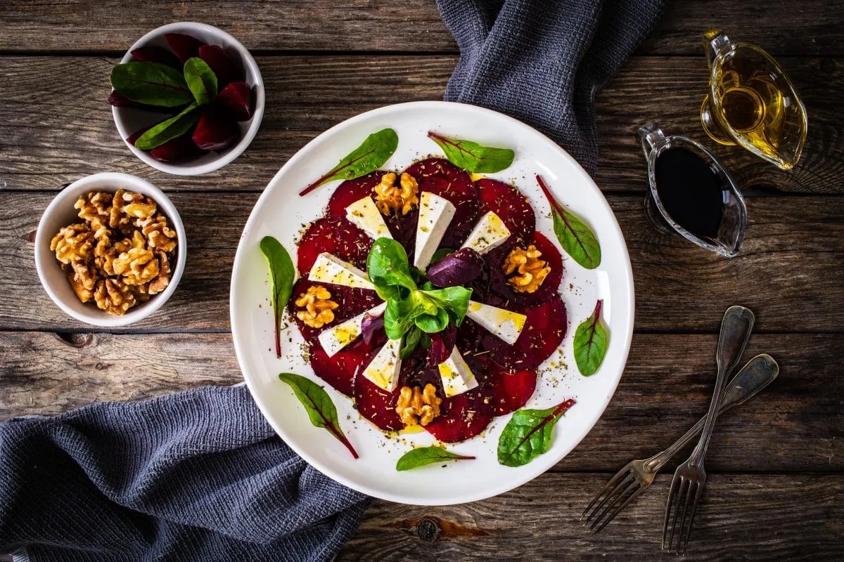 Najlepsze sosy do carpaccio z buraka, które podkreślą jego smak